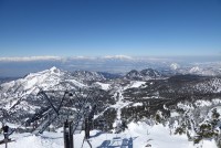 横手山から笠ヶ岳（左）と北アルプス（奥）